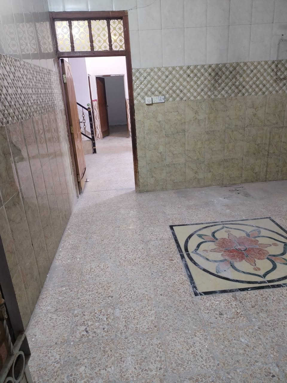 سلام عليكم بيت طابو صرف لبيع مساحته 200 بيت نضيف كلش وفارغ حالين بي غرفتين ومطبخ وصاله وستقبال وصحيات خارجيه ممر داير مداير البيت
المكان باشيه قرب ساحة شيخ حسنين سعر 80 وبي مجال بسيط
***********
