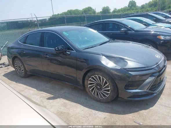 ( العز للمزادات الامريكية والكندية )
📣 اعلان مزاد : بيع مباشر 
✳️ نوع السيارة :-هونداي سوناتا هايبرد لمتد 2024
الموديل :-2024
نوع الوقود :- (هايبرد)
سعة المحرك :- 2.0,
السعر : $13,000____130 ورقه 
المسافة المقطوعة: 16,778mi
تاريخ المزاد :- بيع مباشر 
الضرر :ـ كما موضح في الصور
—————————————
* ملاحظة : جميع سيارات الهايبرد او الكهرباء تكون معفية من الكمرك والضريبة ويكون الرقم على الدولة .
—————————————
 ✅ بالإمكان ادخال السيارات بكتاب الشهداء👍🏼
 ✅ بالإمكان ادخال السيارة بكتاب الضباط المتقاعدين 
أو كتاب شهداء 
—————————————
✳️ الشراء من جميع الولايات الأمريكية
✳️ خط شحن على افضل شركات الشحن وأسرعها 
✳️ تأمين شامل للسيارة 
✳️ كار فاكس مجاني 🆓 
✳️ سستم وتطبيق تتبع للزبون لمتابعة سيارته اول بأول 
✳️ افضل أسعار الشحن وأنسبها 
 ✳️ تخليص جمركي متكامل للسيارات وإيصالها إلى جميع محافظات العراق 
—————————————
العنوان :- الأنبار - الخالدية - قرب جسر الصديقيه
📞رقم الهاتف : ***********
📞رقم الهاتف : ***********
*رابط كروب الواتساب*
https://chat.whatsapp.com/BqhJx5PxsY77aTaBmqgCh2
