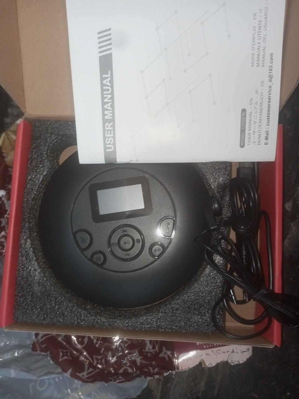 تشغيل متعدد الوسائط: يدعم تشغيل الأقراص المضغوطة (CD)، وملفات MP3، كما يحتوي على فتحة لبطاقة Micro SD (حتى 32 جيجابايت).
البطارية والطاقة: مزود ببطارية قابلة لإعادة الشحن (سعة 1000 مللي أمبير في بعض الموديلات) توفر وقت تشغيل يصل إلى 7 ساعات.
وظائف متقدمة:
خاصية مانع الاهتزاز (Anti-Skip) لضمان استمرار التشغيل بسلاسة أثناء الحركة أو القيادة.
وظيفة تكرار المقاطع (A-B Repeat) والبرمجة (PROG).
ميزة "ذاكرة التشغيل الأخيرة" (Resume function) التي تبدأ من حيث توقفت.
التوصيل: يمكن توصيله بسماعات الرأس أو دهوك, العراق


**إذا كنت صاحب هذا الإعلان وتريد حذفه لأي سبب، رجاءا أرسل رسالة إلى الدعم الفني**