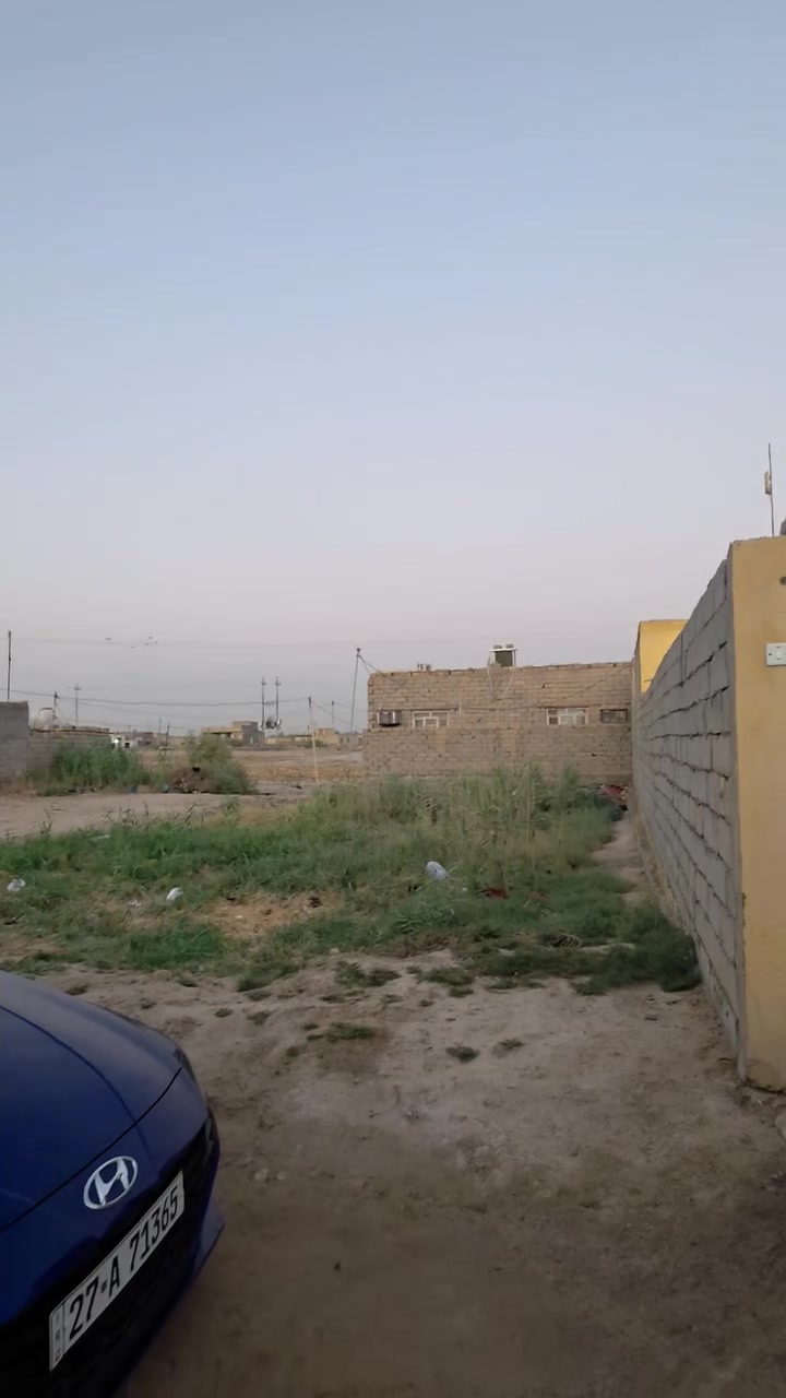 السلام عليكم بيت زراعي للبيع مساحه ٢٠٠م
تفاصيل البيت غرف ٢+ صاله + مطبخ + ديوانيه + صحيات داخليه وخارجيه 
المكان سوق الشيوخ ال محينه النزله المقابيل مدرسه الامام الباقر يبعد عن الشارع العام حوالي ٥٠٠ م 
السعر ٣٥ مليون وبي مجال 
للاستفسار *********** واتساب ***********
