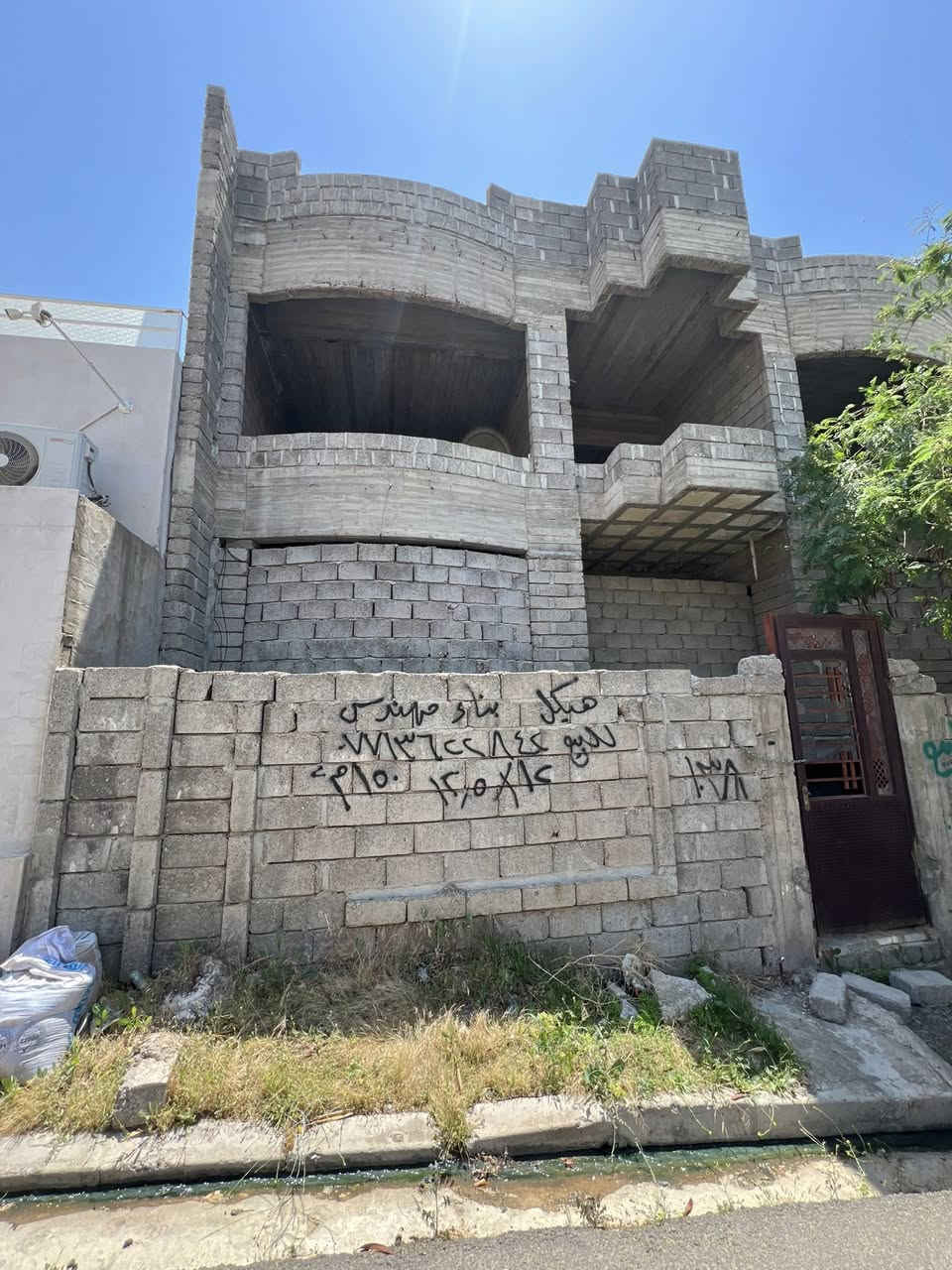 عروض مكتب (( العلاف لتجارة العقارات )) 🌟
🏠هيكل للبيع مساحة 150 متر الواجهة 12.5 × 12 متر ✨
🛑طابقين بناء حديث فول مواصفات (Zero ) 💥

🔴بناء مهندس درجة اولى فول  مواصفات 🚸

1️⃣الطابق الاول : غرفة نومً  + هول + استقبال + مطبخ كراج + حديقة 🌳+ نافورة ⛲️ + صحيات 🚾

2️⃣الطابق الثاني : اربعةً غرفةً نوم  + هول + بلكونة 

صحيات 🚾

📄سند سكني ملك صرف / شرط القرآر التمليك والتحويل 

❌لانتعامل برفع سعر العقار عن سعرة الآصلي نجمع البايع بالمشتري مباشرتأ _ لا نوقف البيعة بخلاف عن الدالية 
🛑موقع مميز جداً 💥

🌍الموقع / الكندي الاولى قرب (( جامع الفردوس )) 🕌

🛑يقع على شارع 12 متر تبليط 💥

للاستفسار 

⏮️مراجعة مكتب العلاف لتجارة العقارات 🌟

أو الاتصال 

☎️ أسيا ***********

أو

 ☎️ كورك ***********

⏪️مع العلاف للعقار استثمارك في آمان ⭐️

🌐عنوان المكتب / الموصل _ حي الزراعي قرب جسر السويس 🔥

📌نستقبل عقاراتكم وطلباتكم العقارية .
