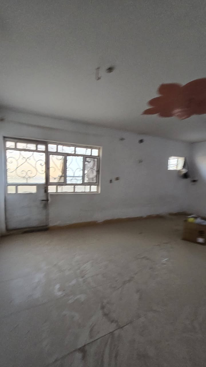 بيت للبيع مساحته 210 كربلاء حي القادسيه ركن وبي محلات مأجره الطابق الارضي غرفه وهول واستقبال ومطبخ حار وبارد و2 مجموعه صحيه وحديقه صغيره وطارمه
الطابق الثاني شقه ودرج للخارج 
غرفتين وهول وحمام ومطبخ
للاستفسار عن السعر الاتصال بالرقم
***********
