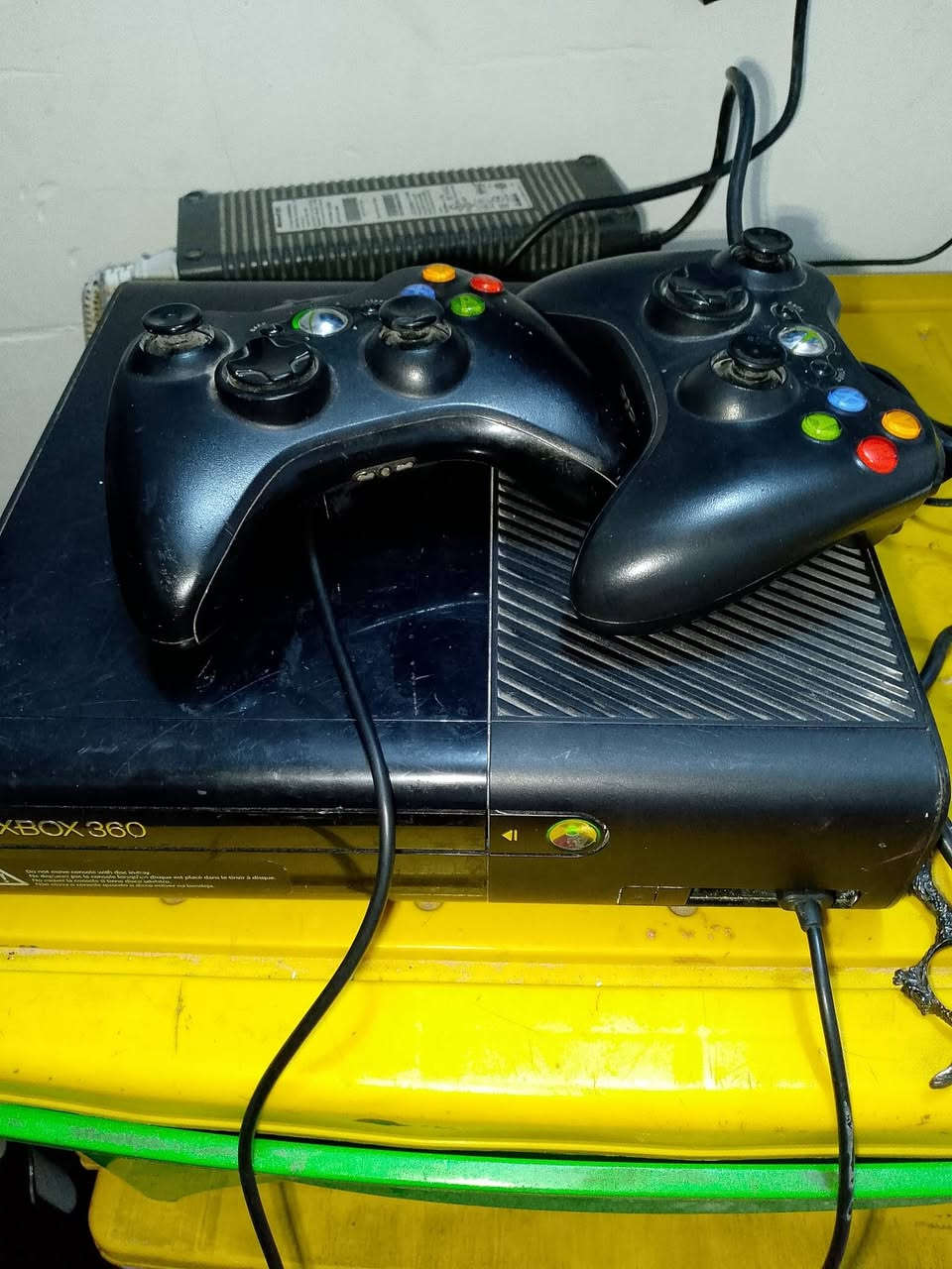 اكس بوكس 360سوبر سلم الاصلي  هارد 1تيره +23لعبه +يدات ثنين الاصليات بلوتوث +محولات كامله ضمان ومكفول مشايف تصليح 100وبي مجال لطيبين ***********
