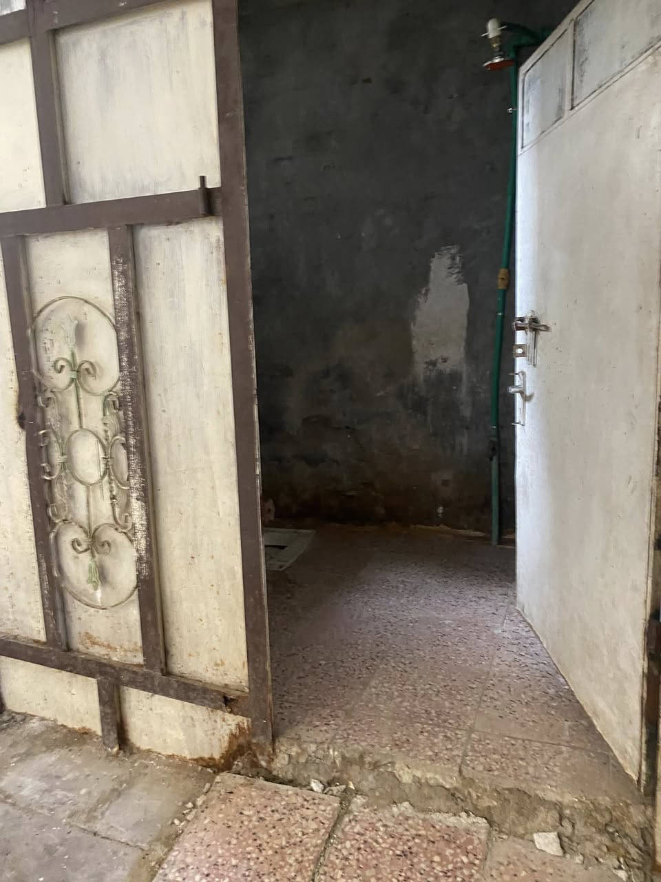 بيت لبيع في مدينه الصدر منطقت دسيم في شارع الصحه يحتوي على ثالث صحيات وحديقه كبيره وثالث غرف وستقبال حوش كبير استفسار هاذ رقم ***********
