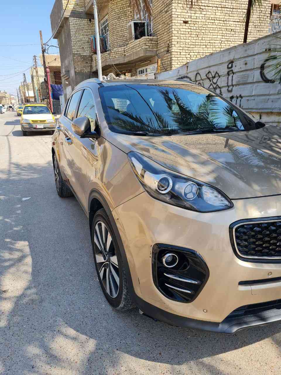 السلام عليكم ورحمة الله و بركاته 

كيا سبورتج رقم بغداد خليجي لون ذهبي موديل 2017 للبيع

بصمة، سايد بريك بصمة، شاحن وايرلس، داخل جلد و مخمل لون مشمشي 

السيارة ماشيه 51 الف كيلومتر فقط 

كير، محرك، تبريد مكفول 

السيارة بدون صبغ بيها مكانين تعديل بارد بمقدار شبر. السيارة بها طخات موضحة بالصور 

السعر 175 ورقة بيها مجال قليل  

السيارة في بغداد حي الاعلام 

رقم التلفون: ***********
