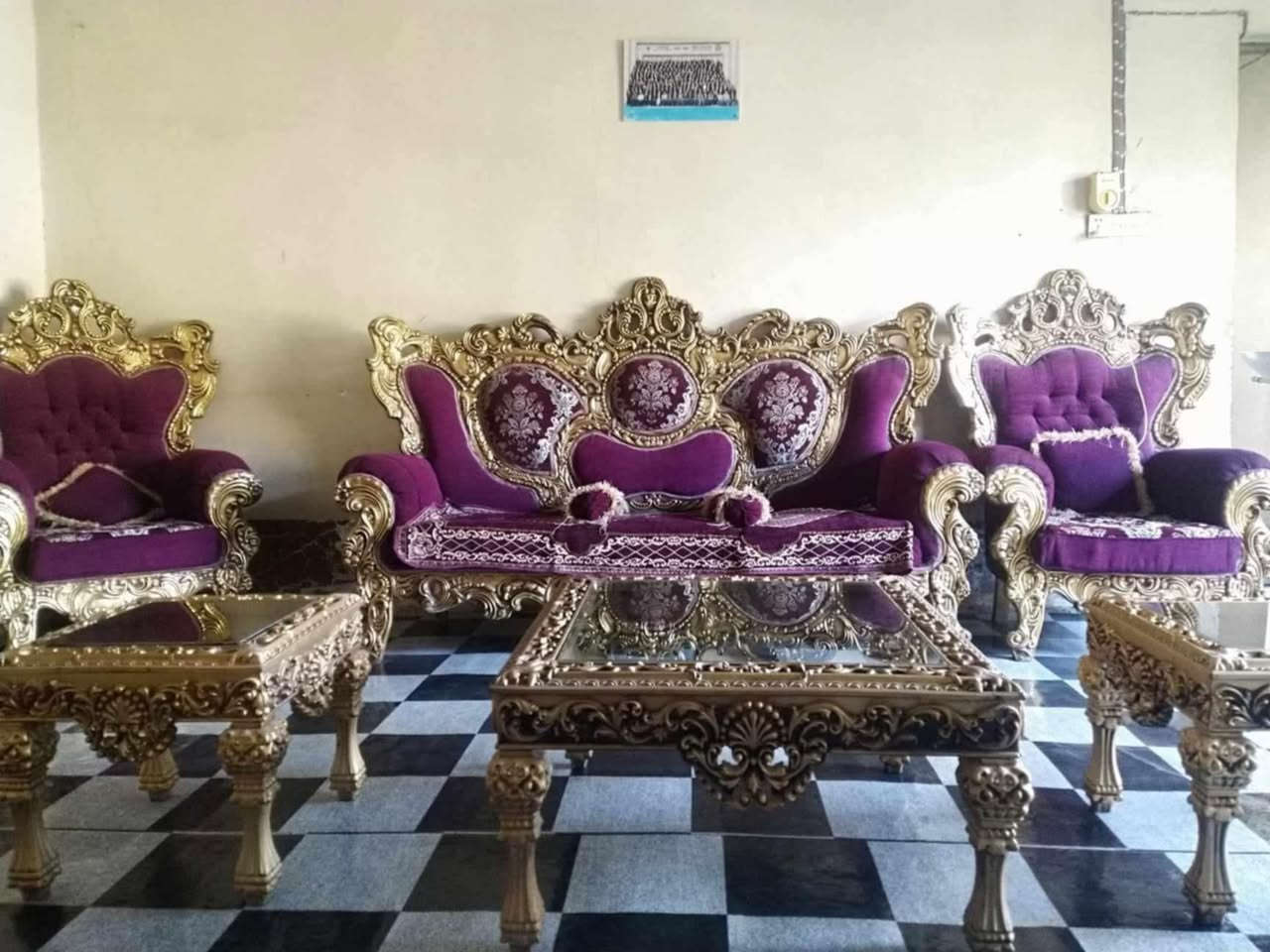 السلام عليكم ورحمة الله وبركاته
تخم ملكي للبيع  ٦ مقاعد ( قنفات ٢ و ٤ مقاعد) للاستفسار  الاتصال على الرقم التالي ***********
