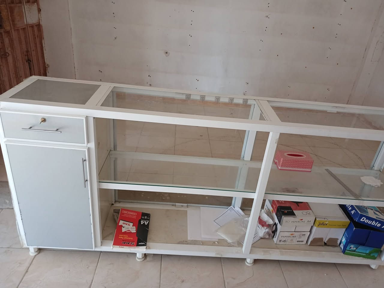 ميز للبيع تقريبا ارتفاع متر طول تقريبا 2 ونص
سعرة 100 الف 

***********
