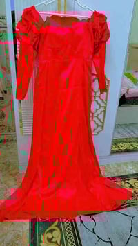 الفستان الاحمر لبسه واحدة فقط قياس ٤٠ سعره ٣٠ وبي مجال الفستان الوردي ...