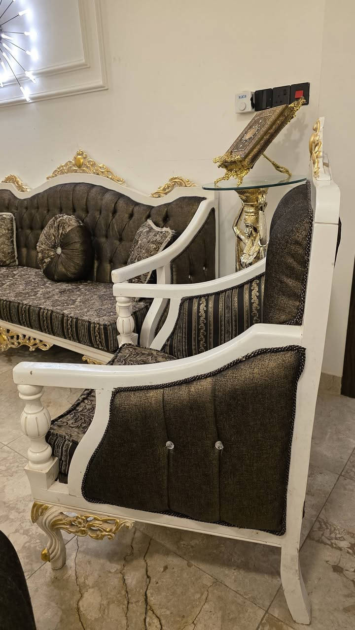 تخم تركي زان نظيف جدا ١٠ مقعد وطبلة وسط مليون و١٠٠ قفله 
***********
