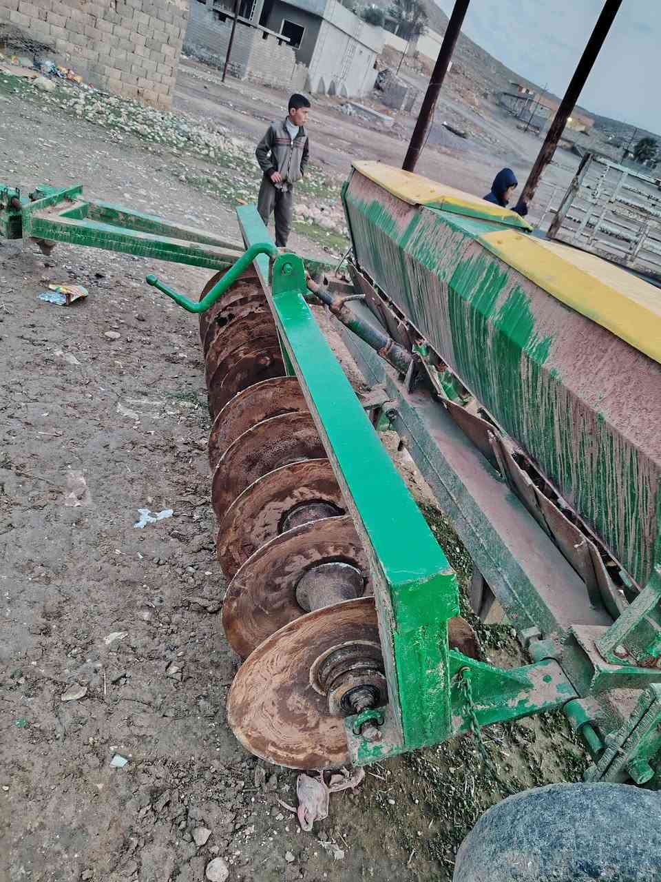 السلام عليكم دسك للبيع فصال مربع جديد بذاره جديده صيجان 10العنونان َموصل ‏‪***********‬‏
