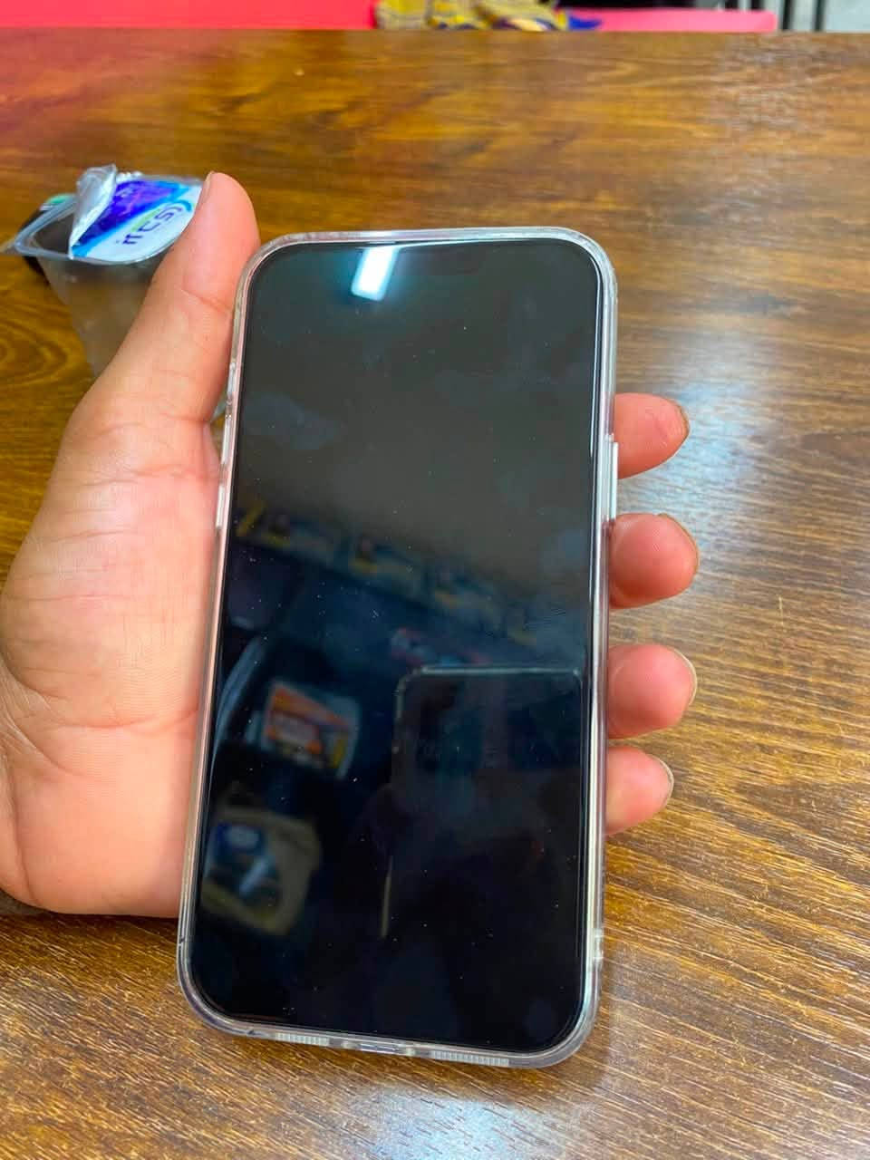 السلام عليكم أيفون ١٣برو ماكس بطاريه ٨٢بلديه شاشه بلديه بس بيه الخط مذكور بل صورر ماداخل صيانه بلدي الذاكره ٢٥٦ السعر ٦٥٠وبي مجال مكاني بغداد حي الجامعه رقم التلفون ***********
