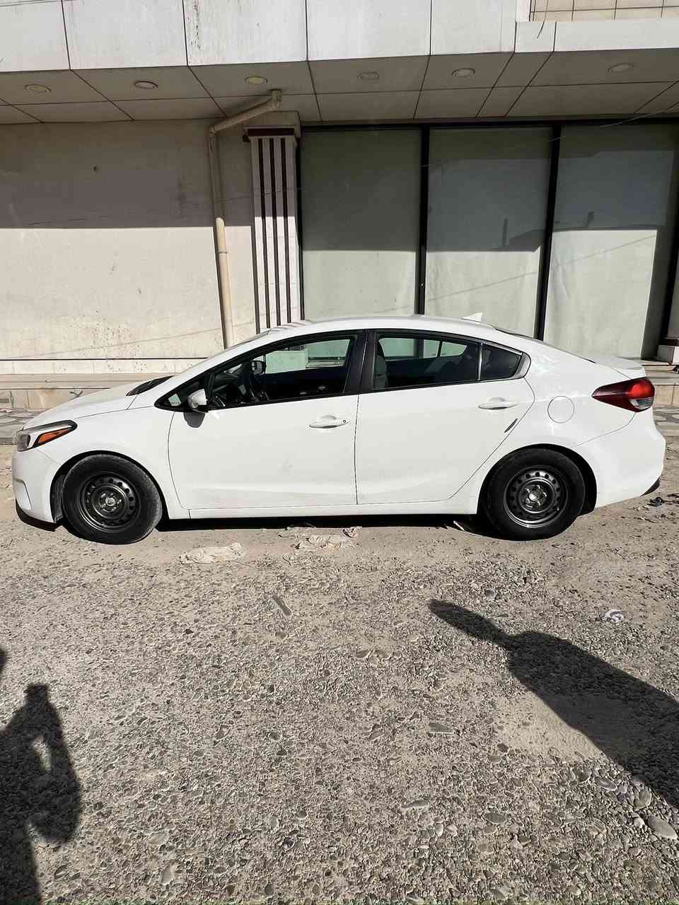 🚘 كيا فورتي 2018 (Kia Forte) - وارد أمريكي 🚘
السيارة باسمي شخصياً (أنا مستوردها على إيدي)، 

وجاهزة للاستخدام فوراً ومصروف عليها بضمير!

🔍 تفاصيل الحادث والبودي (بكل أمانة ووضوح):

 الحادث بأمريكا:  (تبديل جاملغ وصبغ باب جهة 

الراكب)

 (بدون لغود، بدون شاصي، وبدون إيرباك - الإيرباكات سليمة 100%).

 في العراق: تبديل بنيد (تجميلي بدون أي ضرر بالدواخل).

 السيارة تحتوي على بعض التكحيلات والرصعات الخفيفة جداً.

🛠️ الإضافات والإدامة الحديثة (السيارة بحالة ممتازة):

 المسافة المقطوعة: 93,000 ميل فقط.

 التبريد: منظومة تبريد جديدة بالكامل (تبريد ثلج ❄️).

 الإضاءة: منظومة زينون عالي الجودة للناصي (تكلفة 250$).

 الشاشة: شاشة حديثة تدعم نظام Apple CarPlay.

 الداخلية: دوشمة جديدة للمقاعد والغرفة.

 المحرك والإدامة:

 إدامة شاملة لغرفة الاحتراق (قبل شهر فقط).

 بلكات جديدة أصلية (تم تركيبها بالأمس).

 تبديل دهن وفلاتر جديد.

 التحتية: تخم تاير جديد + باتري جديد + صدر جديد بالكامل.

 الإضافات الاقتصادية: منظومة غاز متطورة وشغالة بكفاءة عالية.

صور الحادث مرفق بالمنشور 

📄 الموقف القانوني والورقيات:

 السنوية نافذة (ساقطة السنوية).

 السيارة عليها غرامات بقيمة 400 ألف دينار عراقي (تُخصم مباشرة من سعر السيارة للمشتري).

💰 السعر المطلوب:

117 ورقة (11,700$) مع خصم مبلغ الغرامة.

📞 للاستفسار والتواصل المباشر:

 الاتصال بالمالك (أبو تاج): ***********
