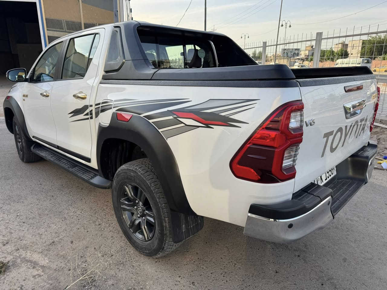 السلام عليكم
تويوتا هايلوكس فور ويل 
موديل /2023 سيد نهرو
كير/ اوتماتيك  
محرك / 6 سلندر
فول مواصفات 
بصمه 
شاحن لاسلكي 
شاشه 
حساسات 
رقم سليمانيه  
ماشية /42 الف حقيقي 
بيها صبغ نص البنيد وبارد بلجاملغ الخلفي
السعر / 328 
العنوان بغداد الكراده
***********
