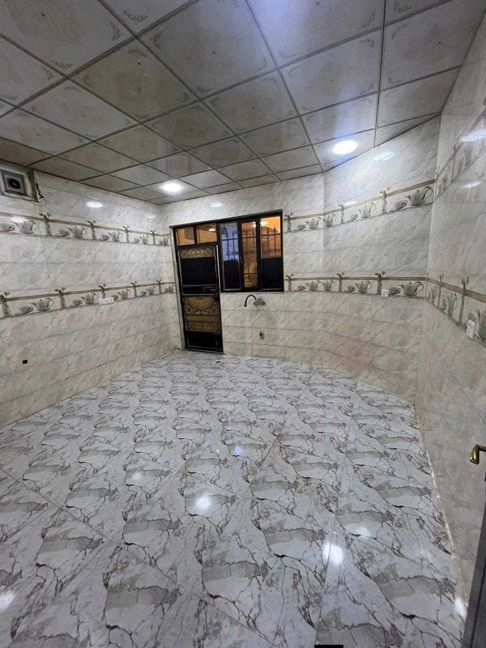 السلام عليكم
دار للبيع في مجمع جنه تكريت 👋🏾

بالمربع الأول طابقين 

 مساحته 200متر يتكون من 

4غرف نوم + استقبال + صاله + مطبخ + كراج + حديقه

ملاحظه البيت مسدد كامل وشغل جناي صاحبه مشتغله على ايده شغل درجه أولى جداً نظيف ومرتب 🏡✅ 

السعر نقداً #٩٨مليون وبي مجال

السعر قابل للتفاوض مع صاحب الدار مباشر

للأستفسار لاتصال على الارقام 

عمر الدليمي 

***********

مكتب 🏢 ابو رداد 🏢

 وشركائه للوساطه العقاريه
