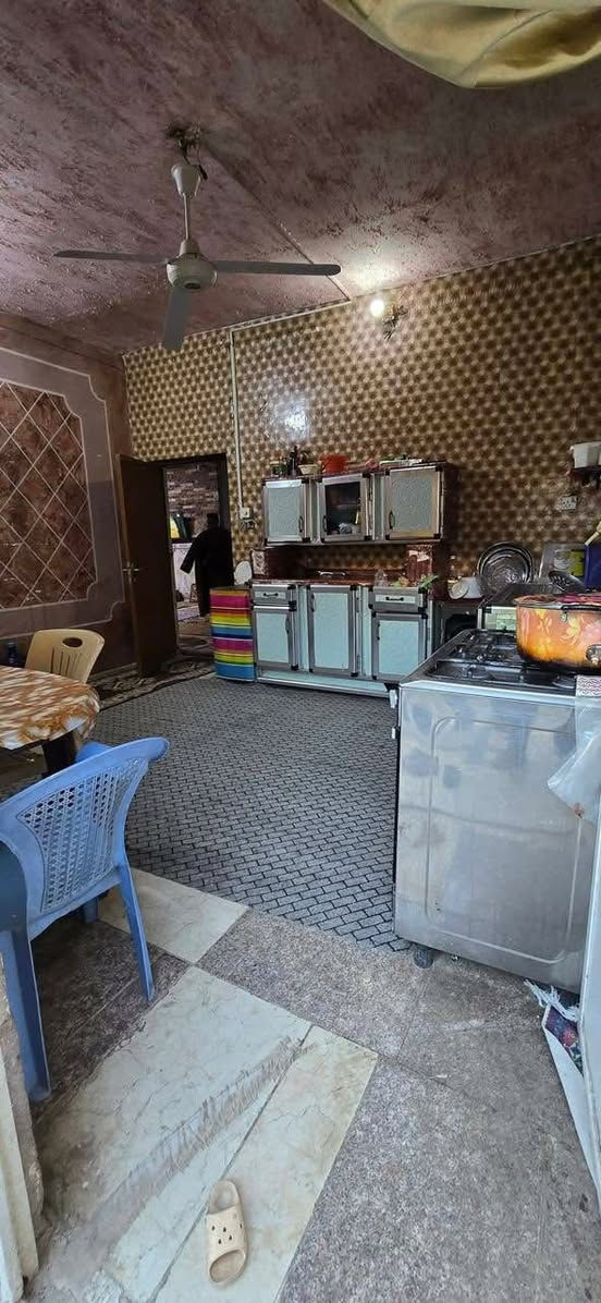 بيت للبيع بسيد اسماعيل طابقين أربع غرف نوم صالتين واستقبال ومطبخ وحديقه ودرج خارجي الطابق الثاني سند 25 المساحة 220 واقع سند 200  سعره 130 وبيه مجال  ***********
