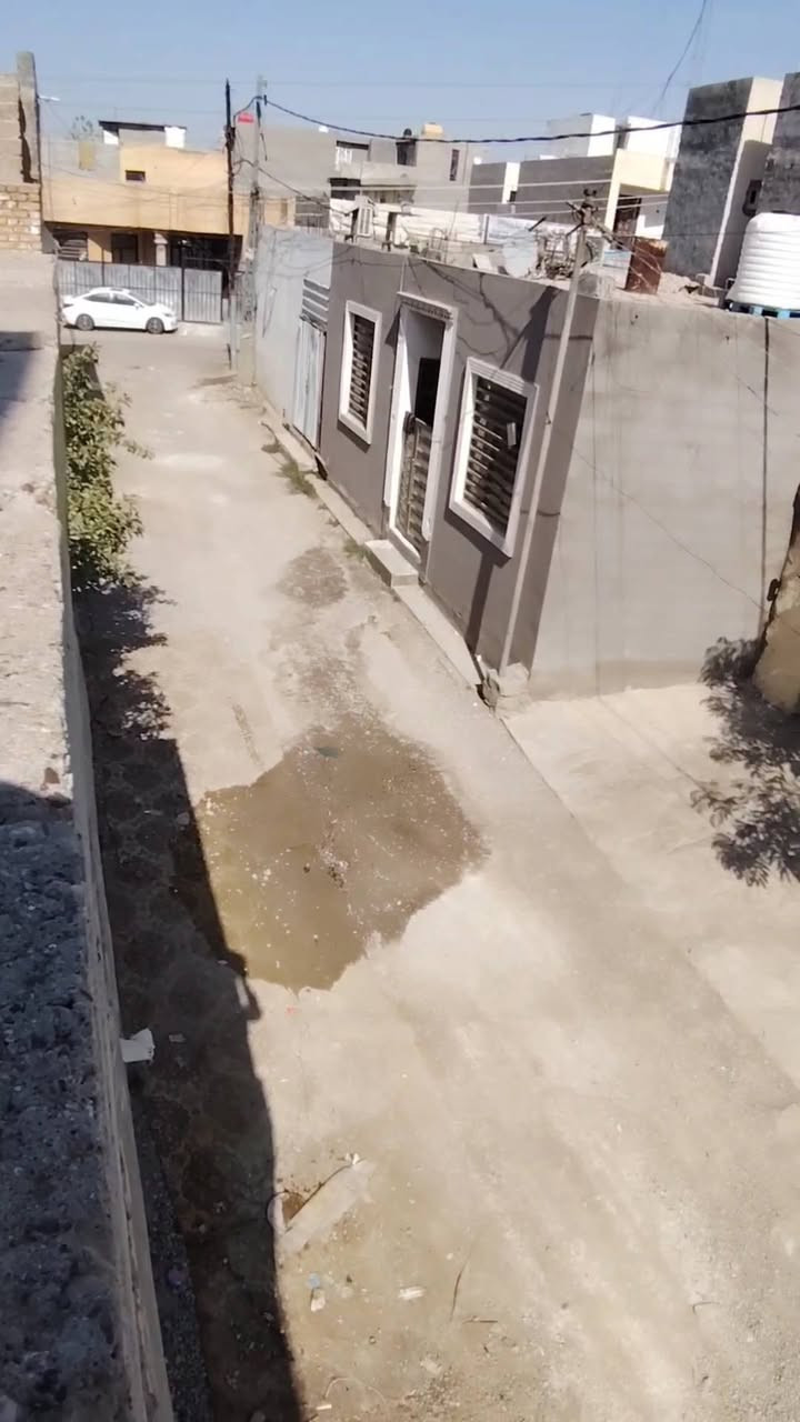 بيت للبيع مساحة 100  5×20
صاير البيت على شارعين 

يتكون البيت من استقبال وحولي ومطبخ وغرفتين نوم 

العنوان منطقة المراسمة بنص سوك بفرع الدكتور عادل مقابيل اسواق حماده
الاستفسار :***********
