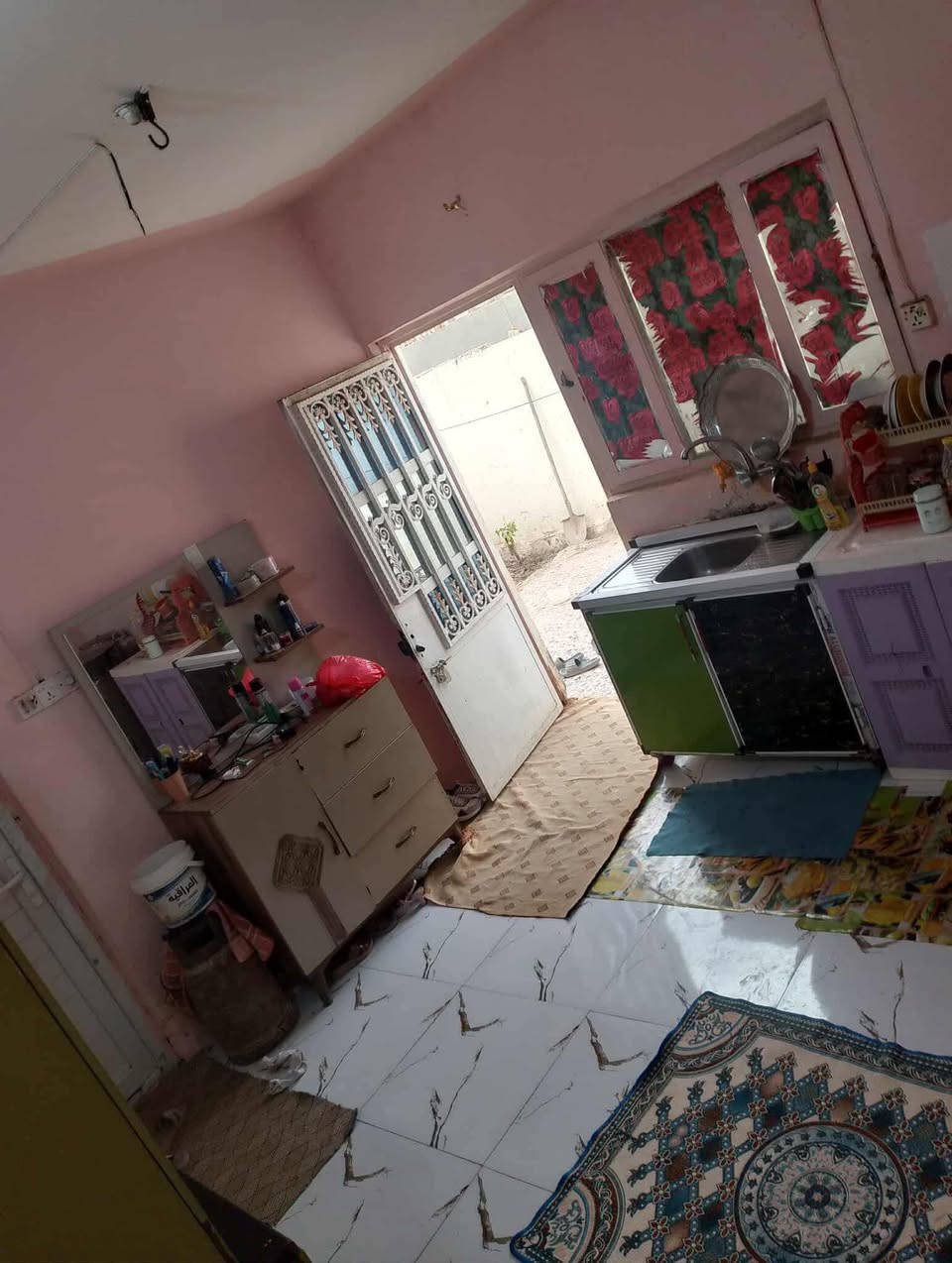 السلام عليكم بيت للبيع مساحة 200م 
زراعي حي العسكري شارع السادة الطوال يتكون من غرفتين ومطبخ وصاله واستقبال ومجمع صحيات السعر 34 الاستفسار ***********
