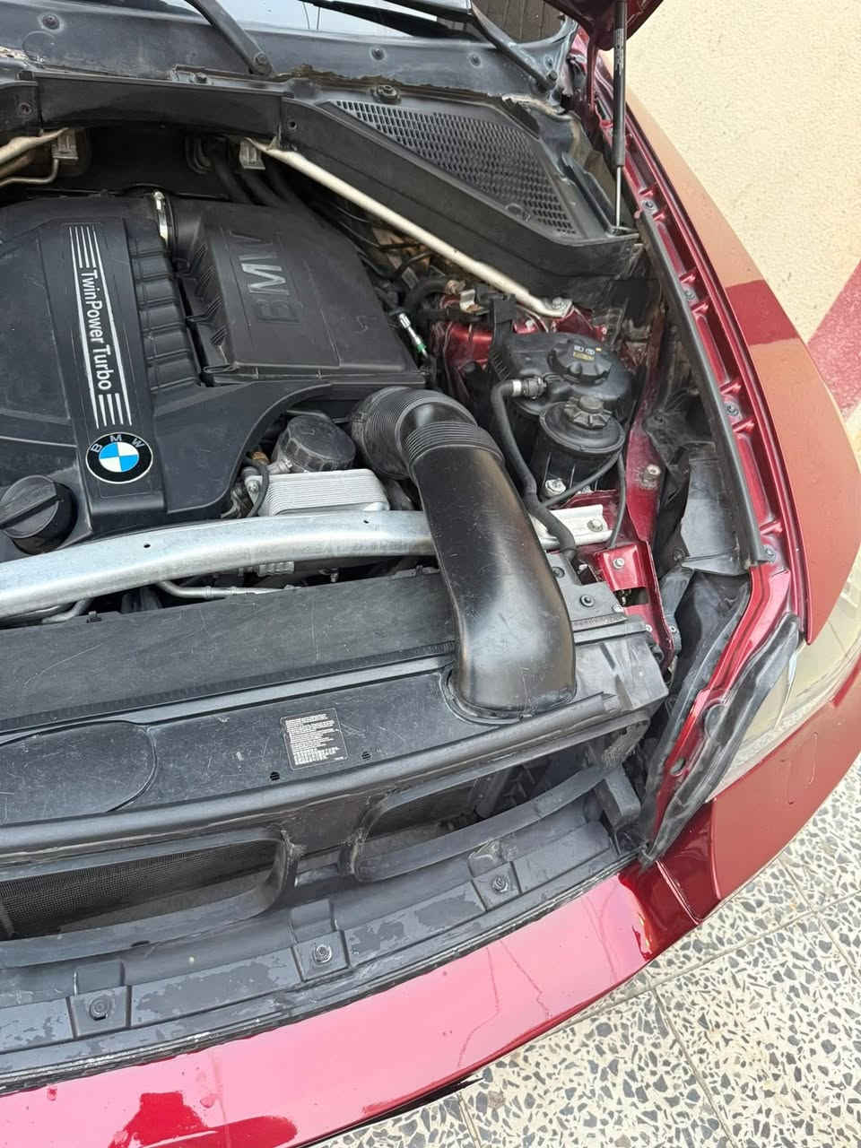 السلام عليكمx6 2013  N55 مكينه والكير كفاله سياره وارد امريكي فول مواصفات معروف مواصفات الفول رقم بغداد الدولي حولته قبل يومين سنويه جديده 31 رقم مميز اربع ارقام 
مسويله ادامه كامله راديتر جديد مي اصلي  مجاول. بلكات عبوه فيت بم جديده  تخم رولات قايش جديد تبريد ثلج شوته جديده
سياره جاهزه  سياره داخله بدون حادث بيها مكانات صبغ  ابيع احزام  بدون دواخل ولا ايشي فقط  رشات كلير سياره  
نواقص السياره
جنطه كهربائيه واكفه لازم تخلي جك
الفتحه مرات شكل
الكشنات بيهن لكع 
الباقي جاهز ان شالله سياره حلوه وجديده متعوب عليها  سعرها 150 بيها مجال مكاني بغداد المدائن
***********
