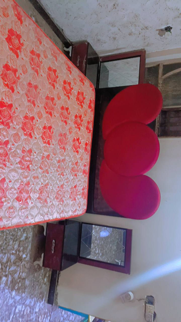 غرفه تركيه للبيع 7 قطع المكان الامين الثانيه سكينه 
سعرها 450 رقم الواتساب ***********
