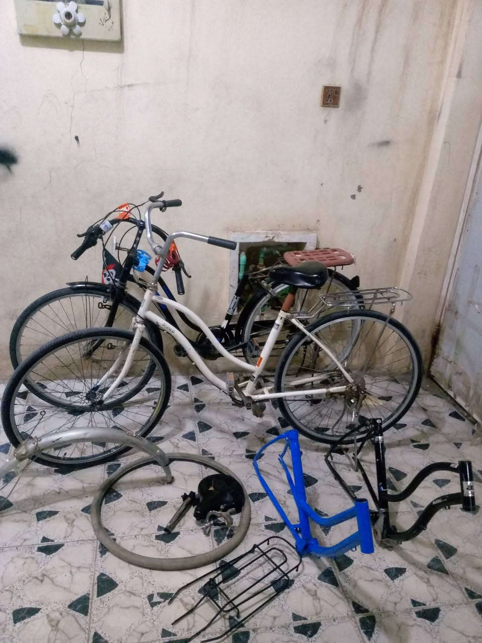 السلام عليكم بايسكلات اثنين للبيع 2 وغراض بايسكلات تعميره مرتبه اللي يحب يتواصل وياهى ابيع طقه واحده كلهن 125 مجالها قليل مكان النجف كل الغراض مع البايسكلات


**إذا كنت صاحب هذا الإعلان وتريد حذفه لأي سبب، رجاءا أرسل رسالة إلى الدعم الفني**