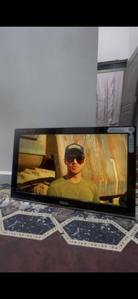 شاشه حجم ٣٢ نظيفه جدا سعر ٥٠ الف قفل 0770 6422464