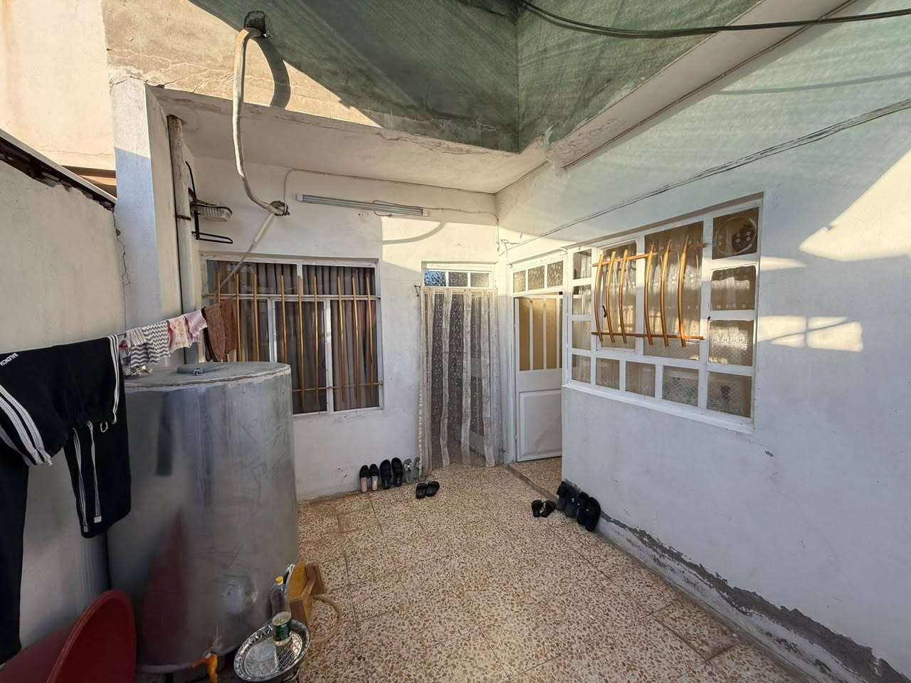 ":
🏠 بيت سكني مميز للبيع في حي صدام 🏠
نعلن لكم عن توفر بيت سكني للبيع بموقع ممتاز ومواصفات مثالية:
 📍 الموقع: حي صدام - مقابل ساحة هوار.
 📐 المساحة: 100 متر مربع.
 🏗️ عدد الطوابق: طابق واحد.
 🕋 الاتجاه: قبلة.
 📜 نوع السند: طابو ملك صرف (سند جاهز للتحويل).
💰 السعر:
72 مليون دينار عراقي (قابل للتفاوض).
📞 للاستفسار والتواصل:
يرجى مراسلة الصفحة مباشرة أو الاتصال بنا عبر الأرقام التالية:
[***********]
(🏢 المدينة المنورة للعقار) بيع شراء مقاولات عامة - خياركم الأمثل لعقاراتكم
