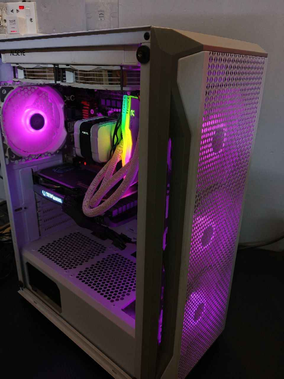 السلام عليكم
تجميعة مستعمله 
12400f
Rtx 4060 8gb zotac gaming 
16gb ram tforce rgb
Ssd 512gb adata
700w fsp
B660m gigabyte gaming
Cooler 240ml alseye
Case gamedias 4fan rgb

السعر 1075 الف
 
مكان بغداد الكراده خارج مقابل الجامعة التكنولوجية 
رقم *********** بغداد, العراق
