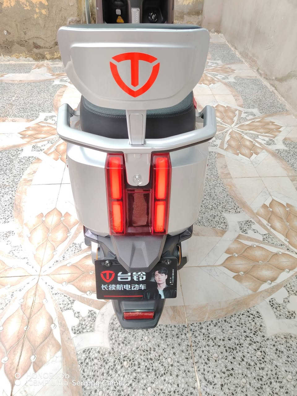 سلام عليكم ورحمة 

متاح دراجه شحن تايلج TAlLG الريان 
دراجه مستخدم 25 يوم دراجه بل كرتون 
شرط ابيعك من باب البيت مكفول من كلشي 
مكاني كوكجلي شراي اتصل ***********
وصل كتلوك شركه موجود ملاحظه بيع فقط 
السعر مليون و 100 نهايتو مليون قفل 
يذا مو شراي اعبر منشور كلشي تلكه بسوك 
كلشي مذكور بلمنشور موصفات دراجه 👇
 شركة TAILG (تايلغ):
​المعلومات العامة
​الشركة المصنعة: شركة تايلغ للعلوم والتكنولوجيا (TAILG Science and Technology Co., Ltd).
​الموديل: TL1200DT-56T
​تاريخ التصنيع: 25 حزيران (يونيو) 2025.
​المحرك والأداء
​نوع الطاقة: كهربائية بالكامل.
​قدرة المحرك المقدرة: 1.2 كيلو واط (أو 1200 واط).
​السرعة القصوى التصميمية: 51 كم/ساعة.
​رقم المحرك: TL02CYC2S6136796.
​الأبعاد والأوزان
​الأبعاد الخارجية (طول × عرض × ارتفاع): 1845 × 745 × 1150 ملم.
​قاعدة العجلات: 1325 ملم.
​وزن الدراجة (فارغة): 115 كجم.
​أقصى حمل إجمالي مسموح به: 265 كجم.
​عدد الركاب المسموح بهم: شخصان (بما في ذلك السائق).
​الإطارات والفرامل
​مواصفات الإطارات: 90/80-11 (للإطارات الأمامية والخلفية).
​عدد العجلات: 2.
​نظام التوجيه: مقود (Handlebar).
​مميزات إضافية (من الصور)
​النظام الذكي: تدعم نظام HarmonyOS Connect للربط مع الهاتف.
​الإضاءة: نظام إضاءة LED أمامي وخلفي بتصميم عصري.
​التحكم: تأتي مع ريموت كنترول للتحكم عن بعد (قفل/فتح/تشغيل) ومفتاح يدوي، بالإضافة إلى بطاقة تشغيل ذكية (NFC) يظهر شعارها على الشاشة.
​الشحن: الشاحن المرفق يعمل بجهد 72V وتيار 5A، وهي من فئة "السلسلة فائقة المدى" (Super Energy S) التي تتميز ببطارية تدوم لمسافات طويلة
