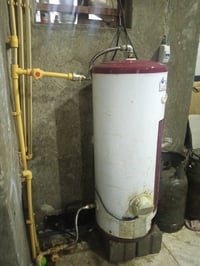 سخان گيزر نوع برفاب ثقيل جدا مع الهيتر واوتماتي تجي تفتح وتاخذ شغال  ل...