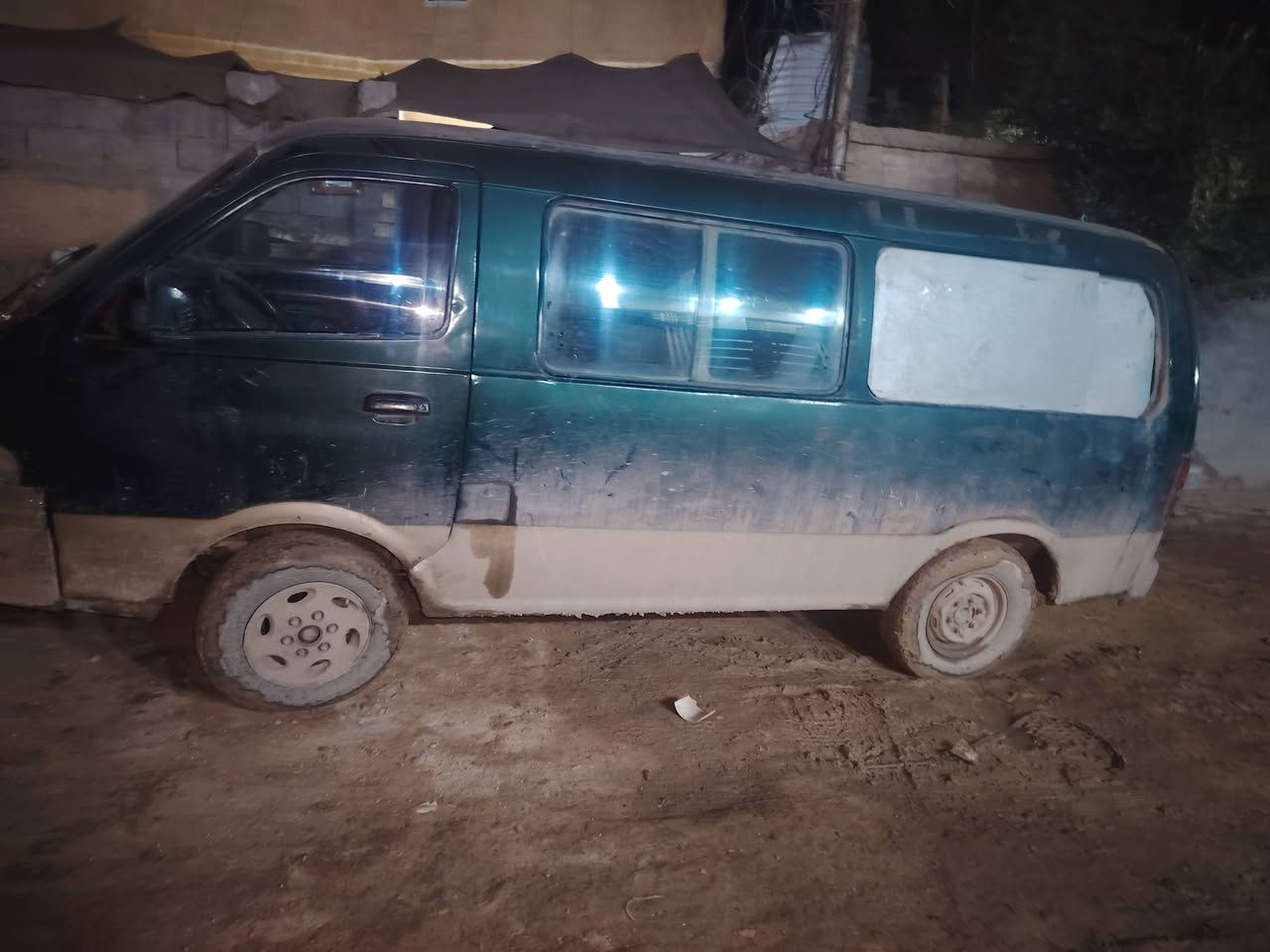 السلام عليكم ابريجو للبيع سياره بها نقص جام وبطاين والسياره قدام العين نظيفه بس هي   بس  وسخه كلها طين السعر 37 وبيها مجال مكان بغداد النهروان الثانويه لل 27 تحويل رقم الموبايل ***********
