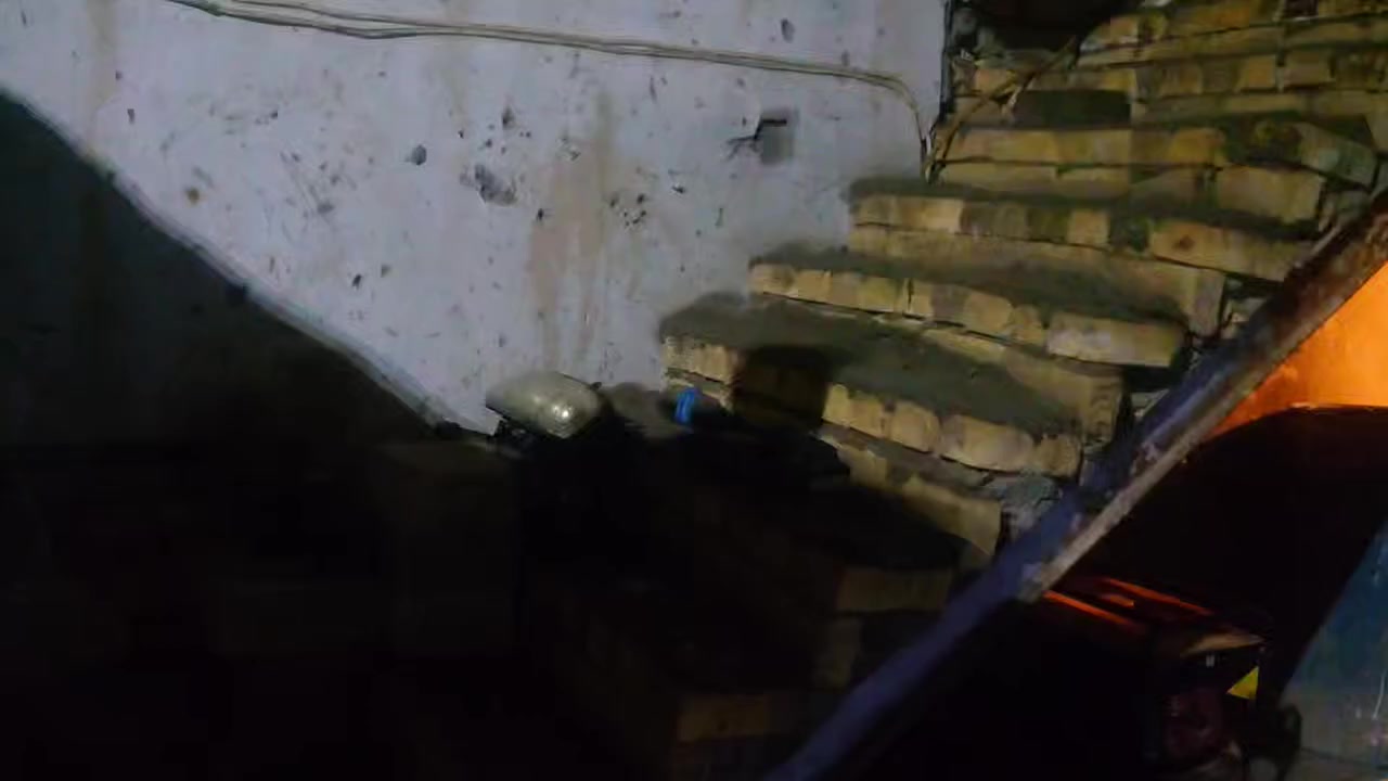 سلام عليكم عندي بيت للبيع المساحة 200 يحتوي على اغرف نوم 3/ وصالة وستقبال ومطبخ حمام داخلي وصحيات خارجية وطارمة وطابق 2. يحتوي خرفة بس ماكاملة السعر 30 مليون وبي مجال حي لامين الدوانية للطيبين  وهلن وسهله وسهله بيكم الاستفسار الاتصال ***********
