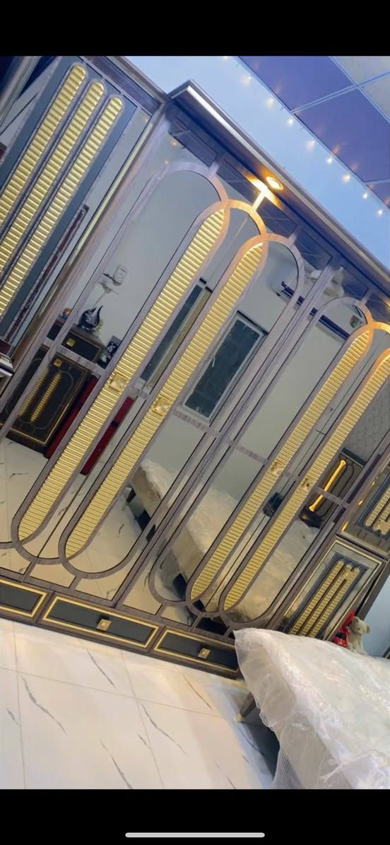💢غرفه مودرن لون صاجي 9 قطع
خشب بلوك ثقيل كنتور جرباية ميز جرباية عدد 2 ميز تواليت شازلون 
ملحق مراية قيافة طابورية
موقع البصرة حي الحسن 
رقم تواصل ***********
