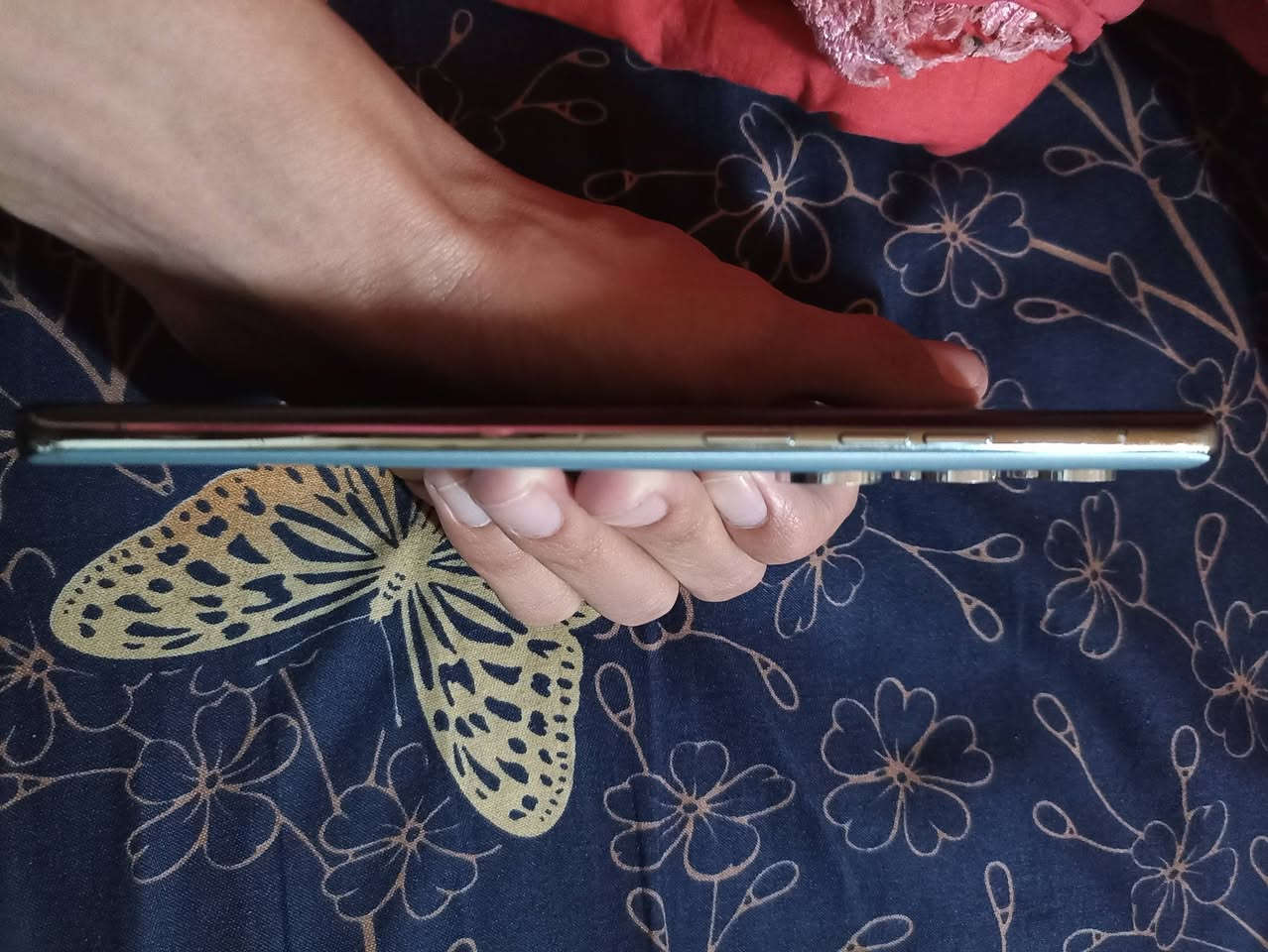 السلام عليكم تكنو كامون 40 برو 4g الجهاز مثل ما موضح بالصور بي ضربات بالشاصي فقط و الضهر مالته مفتوح (مخلوع) بقيت غراضه بلاديه و اي شي ما مبدل بي بطاريته صحتها 97٪ و الكامره مالته تصويرها حلو و واضح كلش ببجي 60 فريم شاشته بيها شخوط (جلوخ) خفيفه مواضحه بالصوره كلش خفيفه ما مبينه ذاكرته 256 و العشوائيه 8+8 يعني 16 ويه الزياده و مفحوص الجهاز بالكامل بسعر 220 و بي مجال حگ الجيه 
مكاني بغداد الدوره 
موجود واتس اب رقمي ***********
