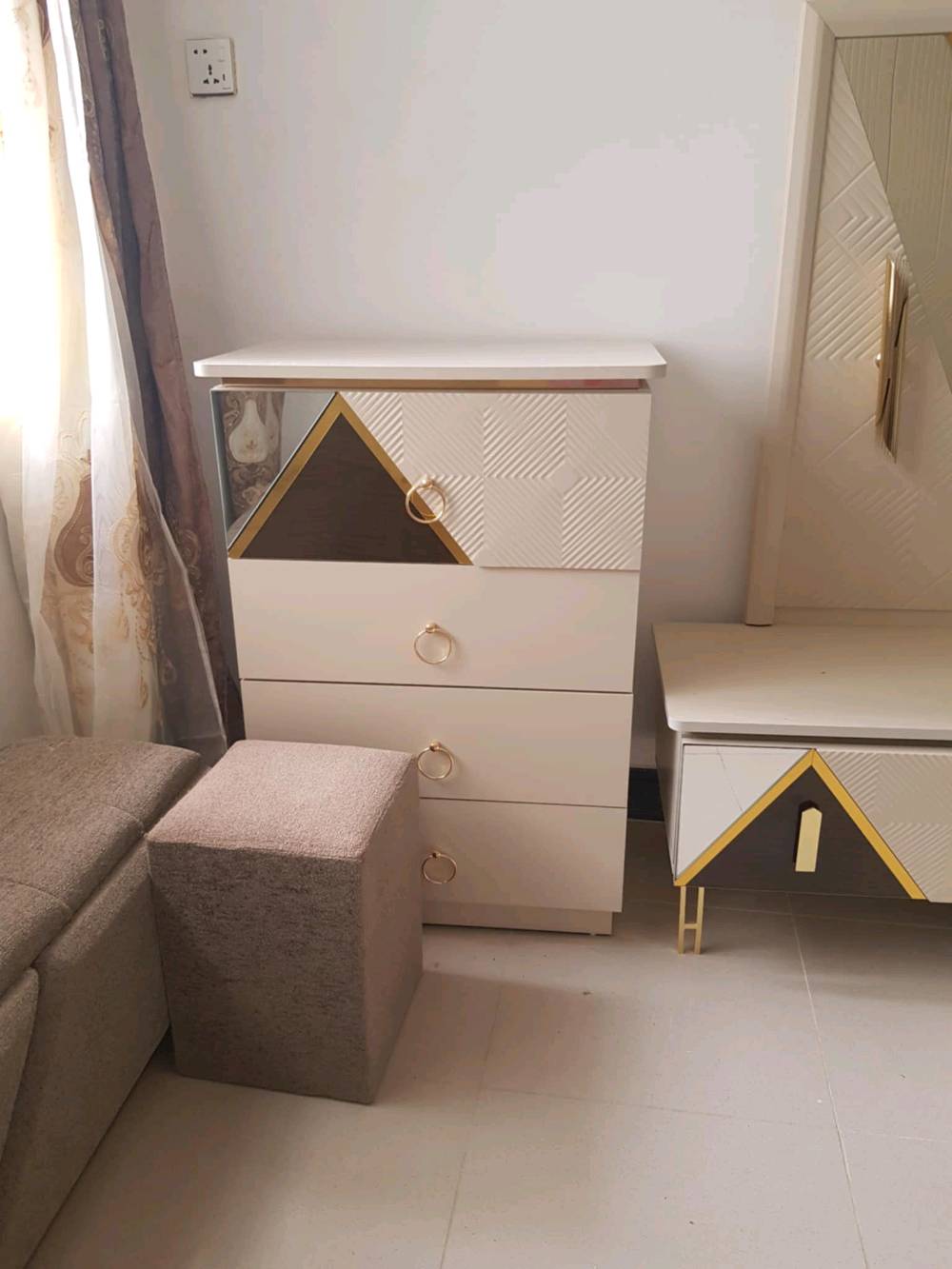 غرفه نوم تركي موديل هيلدا اسمره حديث استعمال 40 يوم ماخذه 2780. ما بيها اي ضرر 10 قطع 
ما هو سعر المجموعة؟: 
1750
هل تقدم خدمة التوصيل؟: 
لا
أين موقعك الحالي؟: 
كربلاء /حي التعاون
هل السعر قابل للتفاوض؟: 
نعم