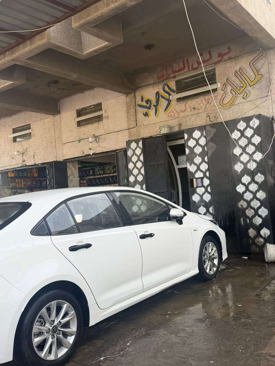 للبيع تويوتا كورولا 2025 هايبرد (فل كامل) - بحالة الوكالة
الوصف:
فرصة مميزة لاقتناء سيارة الاعتمادية والأناقة، تويوتا كورولا 2025 هايبرد (خليجية)، السيارة بحالة ممتازة جداً ومواصفات كاملة.
المواصفات الرئيسية:
 النوع: تويوتا كورولا (Toyota Corolla)
 سنة الصنع: 2025
 الفئة: هايبرد (Hybrid) - فل كامل
 الممشى: 30,000كم فقط
 المصدر: خليجي
أبرز المميزات:
 محرك هايبرد اقتصادي جداً في استهلاك الوقود.
 ناقل حركة E-CVT سلس.
 فتحة سقف.
 شاشة ترفيهية ذكية تدعم Apple CarPlay و Android Auto.
 أنظمة أمان متطورة (حساسات، كاميرا خلفية، مثبت سرعة).
 تشغيل بصمة + دخول ذكي.
 جنوط ألمنيوم بتصميم عصري.
 داخلية نظيفة جداً ومريحة كشن السايق كهرباء بل كامل الجامات اوتو بل كامل 
حالة السيارة:
السيارة بحالة الوكالة، خالية من أي مشاكل ميكانيكية أو كهربائية، صيانة دورية منتظمة. (مكفوله من دعاميه للدعاميه)
السعر المطلوب: [ 155 ورقه ] (قابل للتفاوض بالمعقول)
للتواصل والاستفسار:
يرجى الاتصال أو المراسلة عبر واتساب على الرقم: ***********
