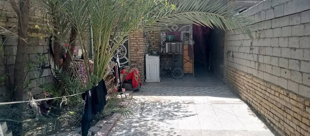 بيت زراعي قرار 25 كامل خدمات طابقين مساحه 250 متر بي براني ومطبخ وصاله كبيره وغرفتين الجو كاملات الطابق الثاني غرفه وصاله وسطح في حي الامين الاول شارع سيد حسين انشائيه مقابل حسينية مالك الاشتر *********** بي واتساب
