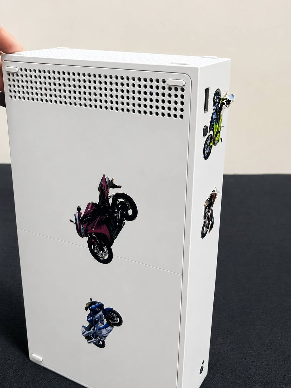 🎮 جهاز Xbox Series S نظيف جدًا ومستخدم استخدام خفيف
✅ يشتغل بدون أي مشاكل
✅ سريع بالأداء وتحميل الألعاب 
✅اليده مالته مو أصلي كيم سير 
✅ وياه حساب كيم باس خاص لمده شهرين 
✅ ويجي وياه UPS بسعر 60 ويرهم للبيسي كذلك 
العنوان - بغداد - المنصور 
السعر 320 وبيه مجال ان شاءلله


**إذا كنت صاحب هذا الإعلان وتريد حذفه لأي سبب، رجاءا أرسل رسالة إلى الدعم الفني**