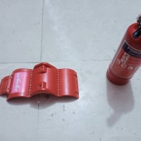 مطفاه حريق مع القاعده الى العلم المطفاء فارغه السعر 50 الف   مع شنطه ط...