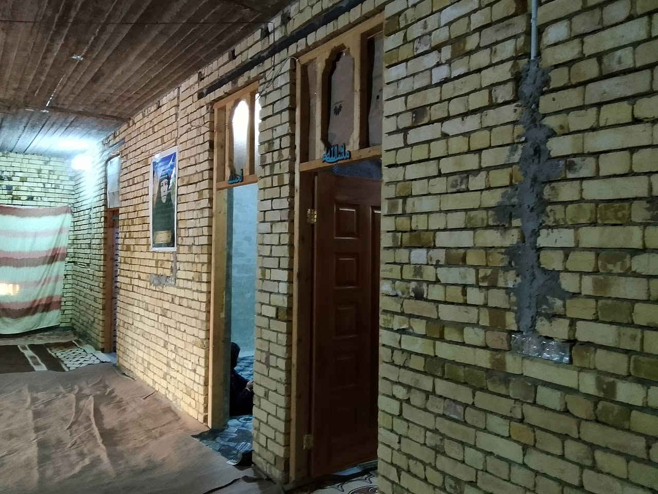 سلام عليكم بيت في حي لحكيم للبيع مساحة لبيت 612متر يحتوي 
على ستقبال 12×5
مطبخ 7×4
مدخل صاله 10×275
صاله 12×5
ثلاث غرف نوم 4×5  
البيت كل طابوك بس سياج لخارجي بلوك 
سقف صب كونكريت 
ترك داير مايدور لبيت عرض 2 متر
رقم ***********
