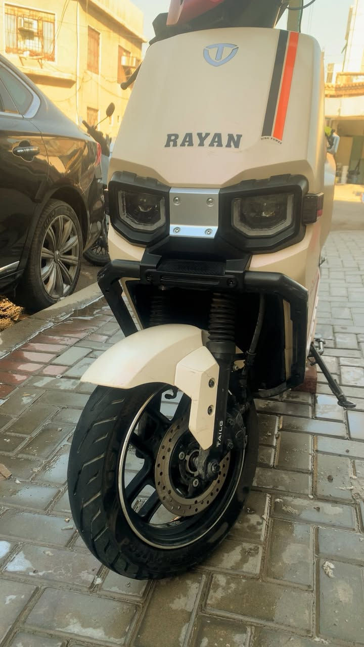 ريان وحش الكون vip للبيع 
تحتوي على سماعه mp3
ملف 2000
سرعه 80 حقيقي
نظام البك
نظام تثبيت سرعه
تمشي بالشحنه الوحده 80 كيلو حقيقي
عنوان بغداد سعرها 925 وبيها مجال قليل
***********
