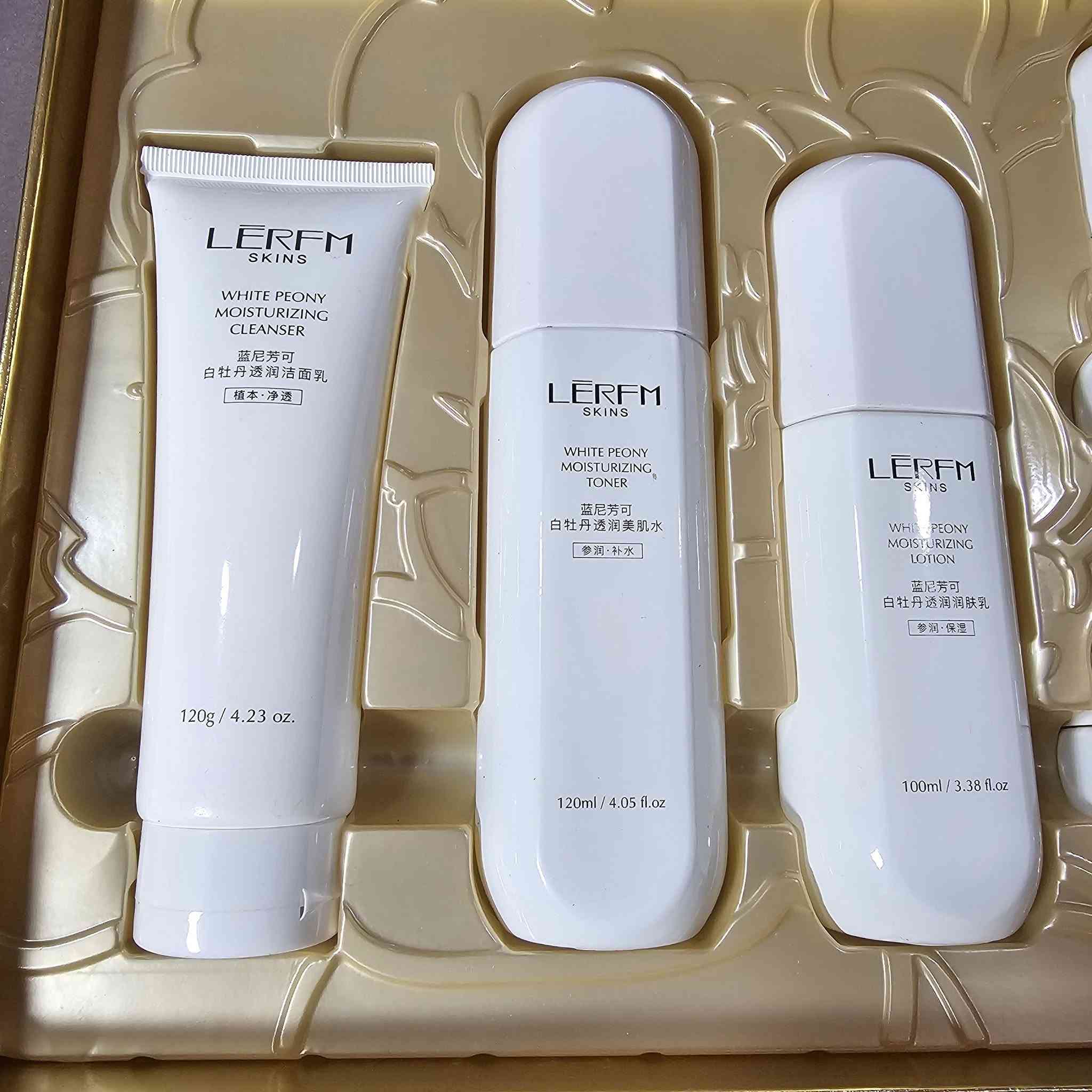 ✨ المجموعة المتكاملة للعناية بالبشرة وتفتيحها من LERFM SKINS ✨
​نقدم لكم الحقيبة العلاجية والتجميلية المتكاملة من علامة LERFM SKINS، المصممة خصيصاً بخلاصة الفاوانيا البيضاء لتقديم روتين يومي متطور لحماية البشرة وتجديد حيوية الخلايا. تعمل هذه المجموعة بفعالية عالية على ترطيب البشرة بعمق، توحيد لونها، ومكافحة التصبغات والخطوط الدقيقة.
​📦 محتويات المجموعة (6 منتجات أساسية):
​الغسول المرطب (120g): يعمل على تنظيف البشرة وإزالة الشوائب بعمق ولطف دون أن يتسبب في جفافها.
​التونر المنعش (120ml): يعيد توازن مستويات الحموضة (pH) في البشرة ويهيئها لامتصاص المغذيات بفعالية.
​اللوشن المغذي (100ml): يمنح البشرة نعومة فائقة ويحافظ على مرونتها وترطيبها لفترات طويلة.
​سيروم التفتيح ومكافحة التصبغات (40ml): تركيبة مركزة لتوحيد لون البشرة والحد من مظهر البقع والنمش.
​كريم محيط العينين (30g): مصمم خصيصاً لمكافحة التجاعيد، الخطوط الرفيعة، وعلامات الإجهاد حول العين.
​كريم التفتيح المتقدم: اللمسة النهائية لحماية البشرة وإكسابها نضارة وإشراقة طبيعية مستدامة.
انتهاء الصلاحية الى الشهر العاشر سنة ٢٠٢٨
السعر ١٤,٠٠٠ دينار فقط+ اجور التوصيل ..
متوفر توصيل لجميع المحافظات العراقية وبسعر منخفض


**إذا كنت صاحب هذا الإعلان وتريد حذفه لأي سبب، رجاءا أرسل رسالة إلى الدعم الفني**