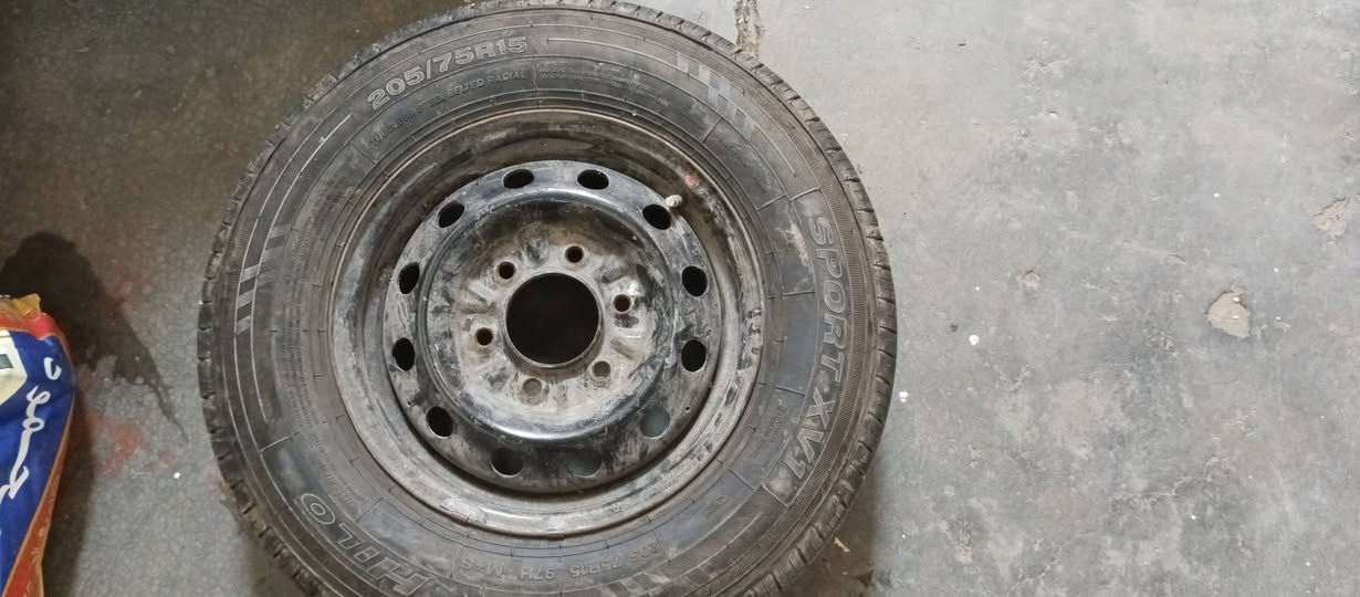 سلام عليكم عندي تخم تاير هو والكبات 15مال بريجو للبيع التايرات 2نص عمرو2قبل سبوع شادهن تايرات خط ابيض اربعتهن المكان بغداد الدوره السعر450 الاتصال على رقم ***********
