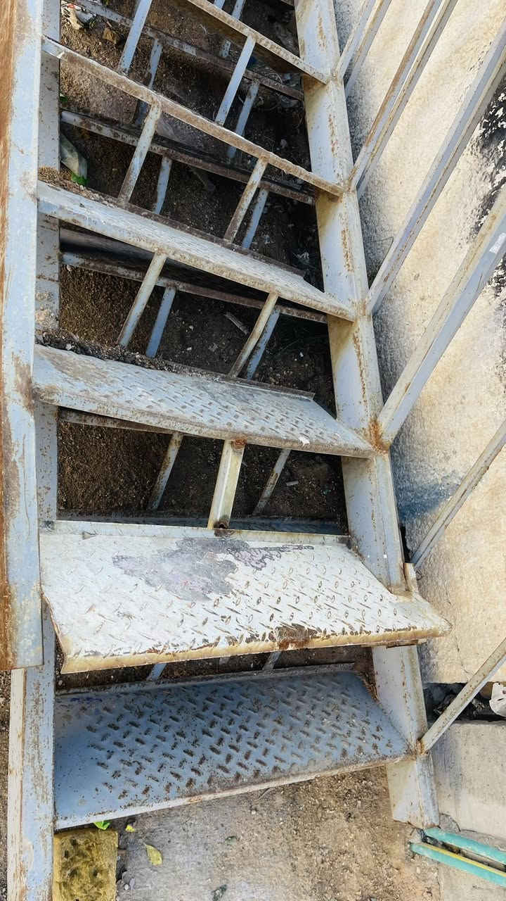 درج للبيت حديد طول ٤ متر ونص مقسوم نصين  
مكاني بغداد السيدية
***********
