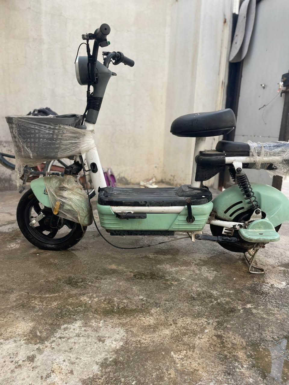 پاسکیل شەحن شتی تا بڵێی لۆک هەرزان پاسکیلەکە هی دەستی منداڵە ٥مانگ بەکارهێنراوە ٤گێر شەحنی خۆی لەگەڵەو هیچی نەگۆڕدراوەو پاتری بێ عەیبەو شوێن کەرکوک حسابات سعر ١٣٠مامەلە كركوك, العراق


**إذا كنت صاحب هذا الإعلان وتريد حذفه لأي سبب، رجاءا أرسل رسالة إلى الدعم الفني**