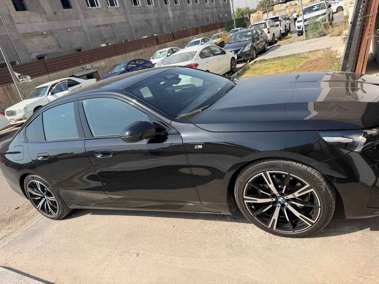 السلام عليكم … BMW 520 فول مواصفات عدا الفتحه يعني قماره حديد السياره وارد الماني كفاله عامه مغلفه PPF 
موديل 2024 رقم اربيل الدولي بيه باج تضليل عداد المسافه 35 الف ميل السعر 44000$ بيه مجال بسيط 
للاتصال *********** 
مكان السياره بغداد زيونه 
بيع فقط Webada East, Gampaha
