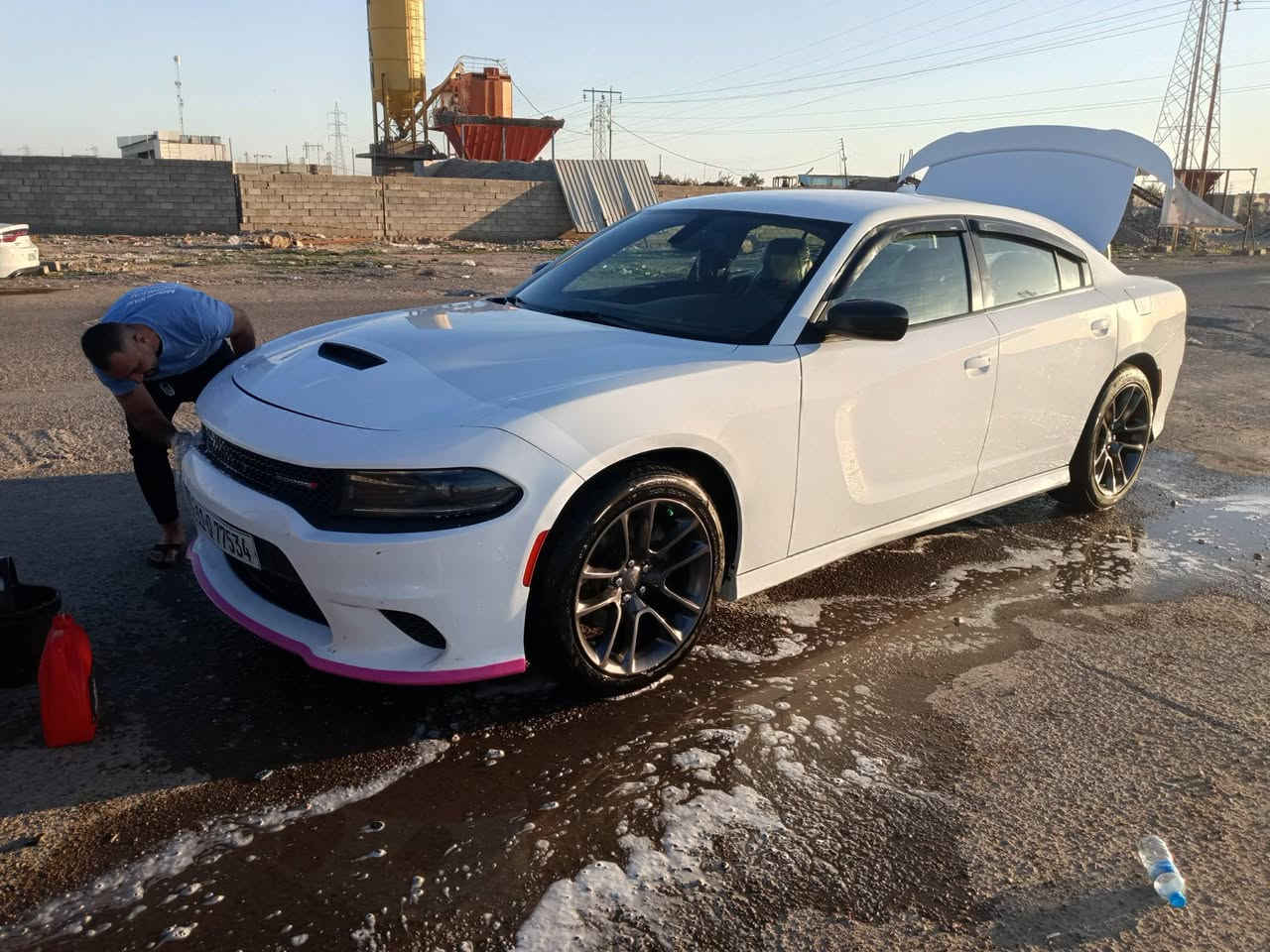 السلام عليكم جارجر موديل 23..فول جيتي واحد على واحد السياره كفاله عامه فقط جاملغ بارد عكس السايق ممفتوح على بارد مصلح والمواصفات مال جيتي معروفة ميحتاج اشرحها وطول المنشور سياره ب اسمي تحويل ثاني يوم مكانها بغداد...السعر اتصل وبخدمتك..***********
