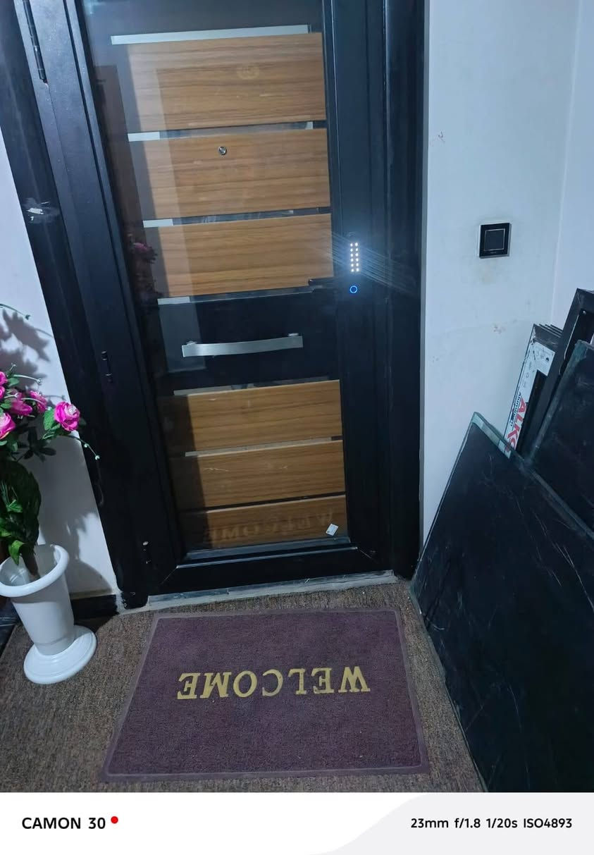 السلام عليكم عندي باب وشباج المنيوم جديد الباب محصن وبي كيلون ابو الحاسبة مع كارت رمز سري وجام محصن للبيع اريدة ١٠٠٠ دولار علمن كلفني ٢مليون الشراي يتصل رقمي ***********بغداد البلديات
