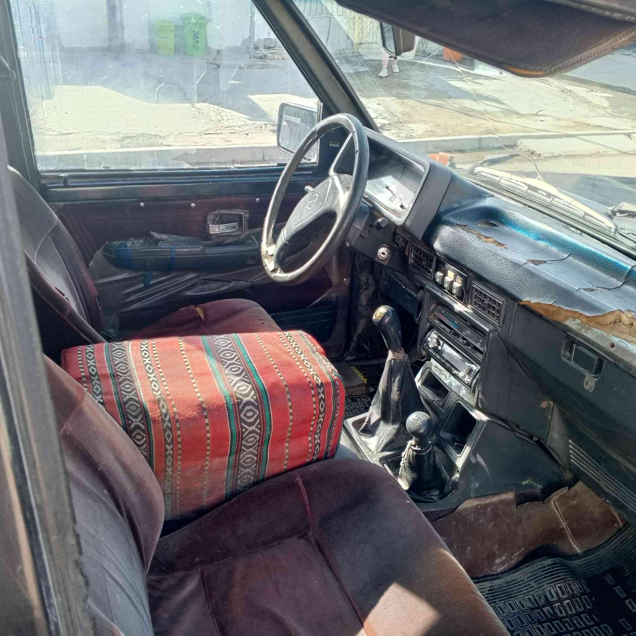 سلام عليكم..سانك يونك موديل 93  رقم بغداد بسمي مكينه حاويه كير اكسل عل ضمان دفع رباعي شغال صبغ بلادي عل شركه باتري جديد تخم تاير صدر نص عمر.. بيه تلحيضات بصيطه السعر.29. بيه مجال قليل ***********
