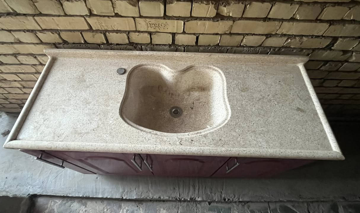 كاونتر⬇️⬇️⬇️
نظافة ‎%‎100
يتكون من :
سنك مرمر + 3 بيبان + باب صغيره لل صواني 
السعر 170 و بي مجال 
الهاتف : ***********
العنوان الزعفرانية _ شارع المعهد 
🌹🌹
