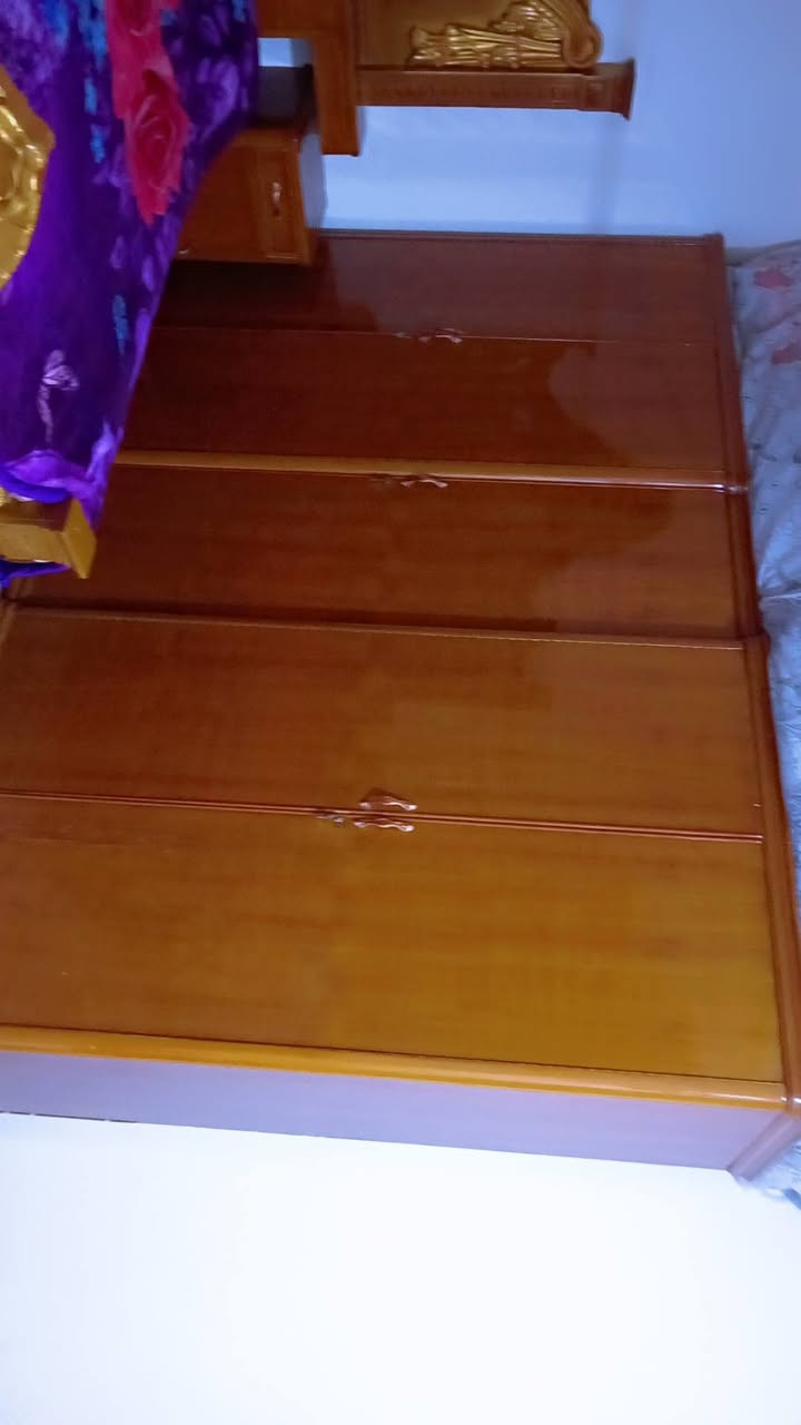 غرفة نوم خشب للبيع ✨
غرفة نوم خشب ثقيل وأصلي
شغل مرتب ونظيف وما بيها شي
🪵 سرير نفرين كلاسيك بنقش ذهبي
🪵 دولاب كبير وعملي
🪵 تسريحة ويا مراية فخمة
الغرفة بحالة كلش زينة وتبقه  سنين
تناسب الذوق الكلاسيك
💰 السعر مناسب وقابل للتفاوض للجاد
📩 للاستفسار  راسلوني خاص***********
